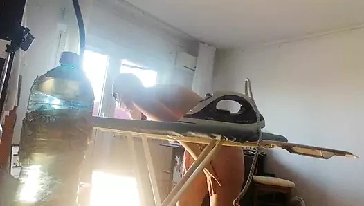 Seksi evli kadın ev işlerini çıplak yapıyor. Ateşli kıllı latin saçı, büyük memeler, büyük göt.