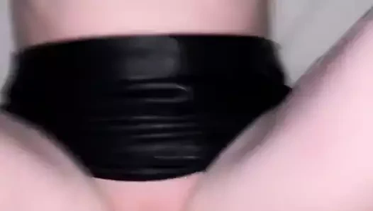 Kahrolası amatör İngiliz milf içinde deri etek ile büyük horoz