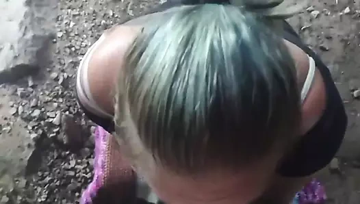 Ormanda sakso çekiyor