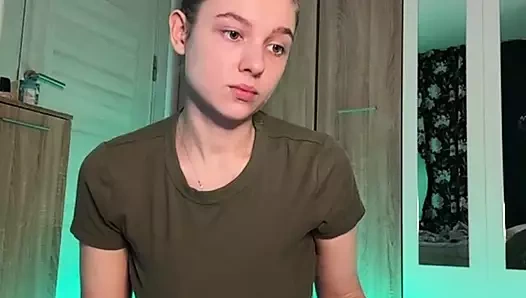 Meme ucu kıskaçlarıyla çok fışkırtıyor