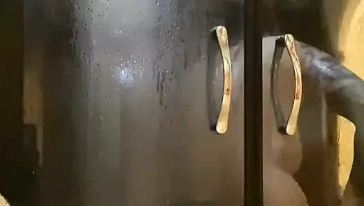 Duşta müzik eşliğinde eğlenmek