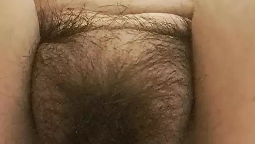 Elbiseli ve iç çamaşırsız üvey anne banyoda kendine dokunuyor