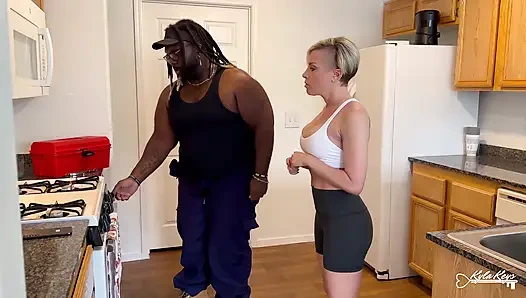 Bakım adamı özel bir bahşiş alıyor