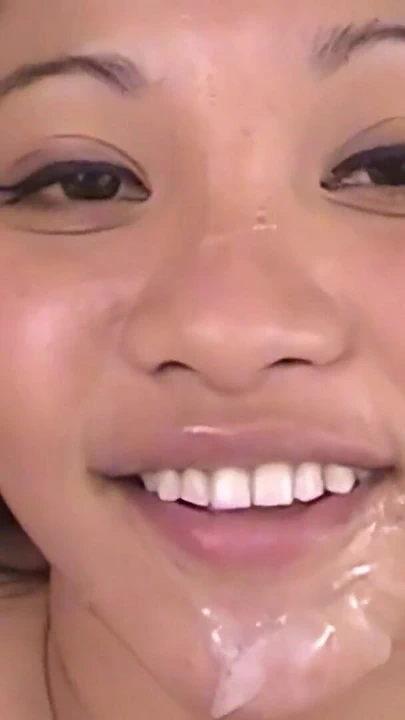 "Ev işlerine yardım ediyor ve üvey babasını aynı anda sikiyor!"