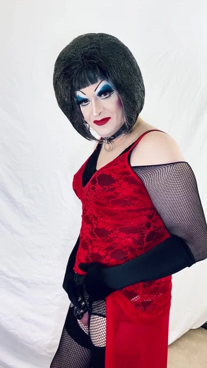 Ağır makyajlı sürtük iç çamaşırını çıkarıyor | Klip 1