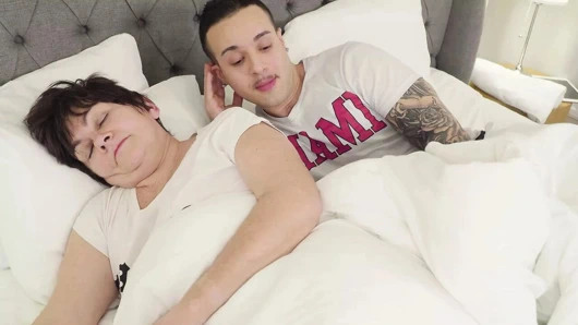 Busty anneanne sahip olan seks ile modern oğlan