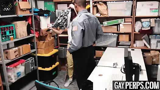 Memurlar büyük siyah horoz üzerinde zıplayan genç fail