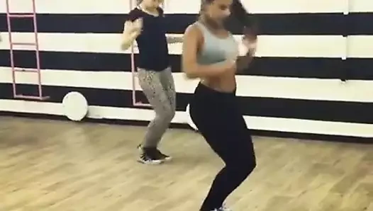 İsrailli seksi kız dans ediyor