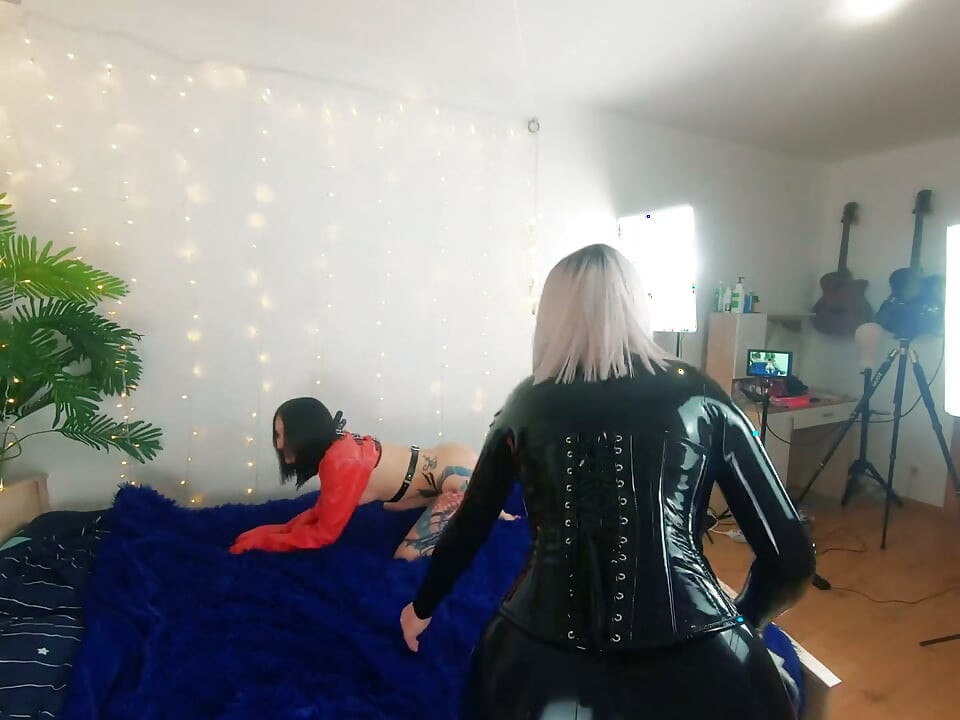 Seks videosu yapan güzel lezbiyen fetiş kızların sahne arkası. Pozitif kadın egemenliği, seks oyunu, lateks deri