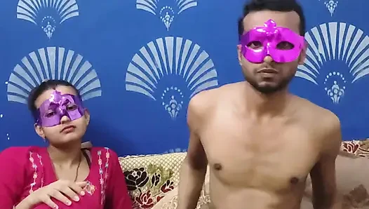 Hintli ev hanımının yatak odasında emiyor