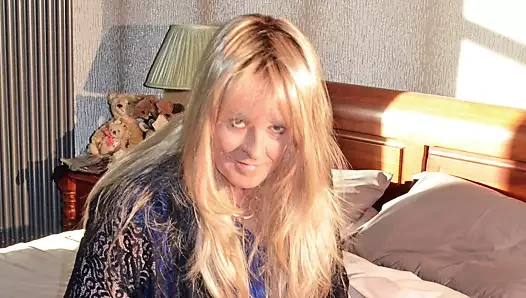 Elegant transeksüel carolyn cums içinde çorap ve sikme beni topuklar