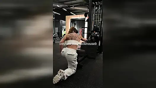 TIKTOK KAZASı 18 YAŞıNDAKI CANLı YAYıN SıRASıNDA KREMSI AMCıĞı SıZDıRıYOR