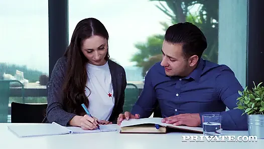 Aruna Aghora mutlu bir şekilde Fransızcadan anal sekse geçiyor