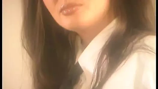 İki uzun boylu sigara içen lezbiyen sırayla emiyor ve amcıklarını parmaklıyor