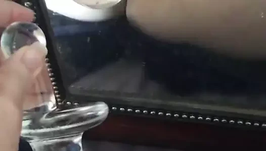 Seksi ıslak kedi yavaş yavaş sürgülü cam oyuncak içinde ve dışarı