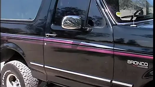 Jartiyerli esmer domaltarak sikişmek için eğiliyor, sonra adamın yarağını sarıyor