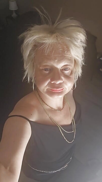 Senin olgun, azin MILF'in büyük penisini bekliyor.