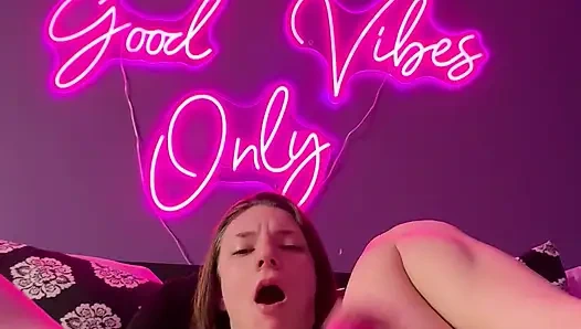 Ayak parmaklarını emiyor ve oyuncakla oynuyor