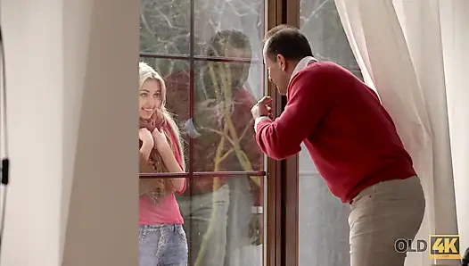 Büyük bir evdeki yabancı seni nasıl ısıtacaklarını biliyor