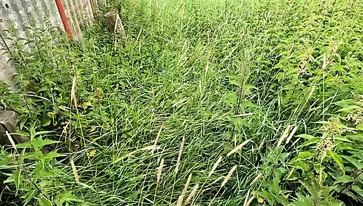Ahırda göğüslerini tamamen çıplak dövdürmek zorunda