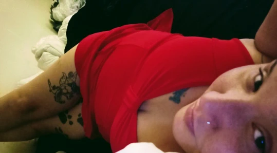 Gece geç saatlerde götünü tek başına sikiyor