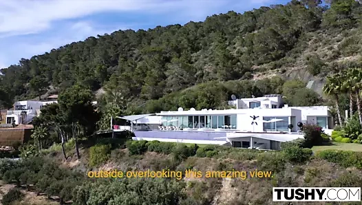 Tushy dik sarışın gets esneme nöbeti tarafından ona en iyi arkadaşlar erkek arkadaş