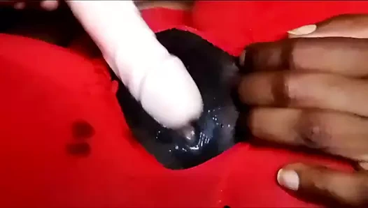 Uzun bir günün ardından ıslak amcığımı sikmek için daha fazla sabırsızlanıyordum