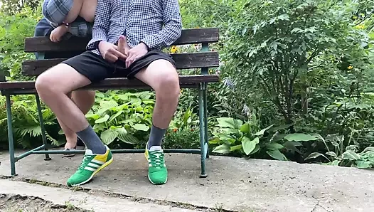 Kayınvalide doğal göğüslerini teşhir etmeyi ve damadının sikini sıvazlamayı seviyor