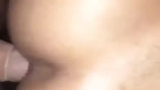 Kedi oğlan iyi bir çocuk gibi onun canavar horoz sessiz alır