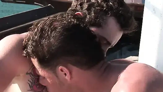 Koyda bir teknede sikişiyor