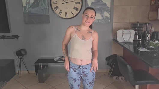 Esmer kadın sallanan vücudundaki her dövmeyi açıklıyor.