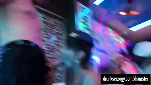 yaramaz porno emmek iki yarak içinde kulüp