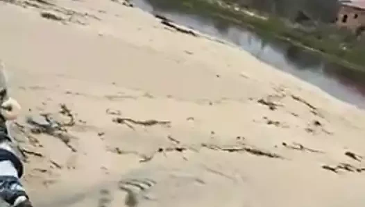 iki orospular sahilde bir yabancıyla sikişmek