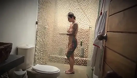 Cinsel Bağımlı Üvey Baba Duşa Girer Ve Üvey Kızının Üzerine Boşalır