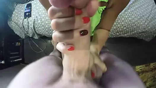 Milf yakın çekim oral seks verir ve göğüsleri üzerinde twinks alır