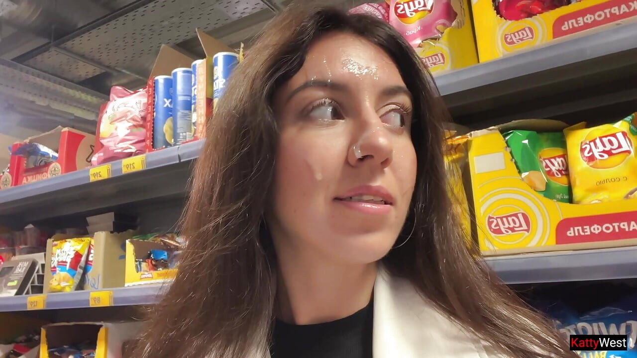 Sadakatsiz evli kadın sevgilisinin yüzüne dölle süpermarkete gidiyor - döl yürüyüşü