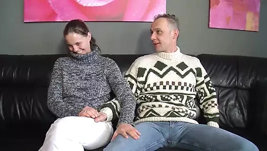 Her arzuyu tatmin eden orta yaşlı seksi kadınla harika üçlü seks