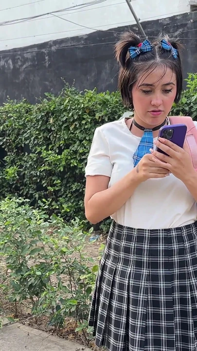Üniversiteden kaçtım ve sert seks yapmak için erkek arkadaşımın evine gidiyorum ve sonunda masum yüzüme boşalıyorum