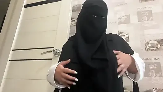 Külotlu Suriyeli orta yaşlı seksi kadın amcığını okşuyor