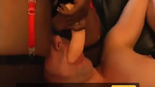 Seksi takma yaraklı zenci kızlar kanepede ve havuzda beyaz adamı perişan ediyor