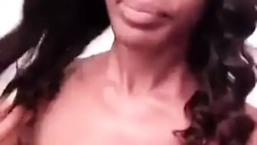 siyah göğüsleri asılı