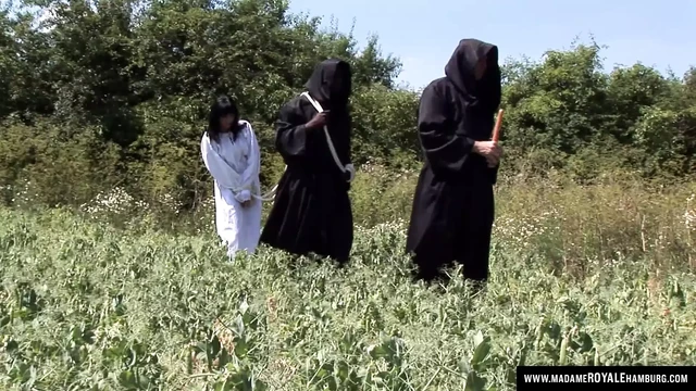 Orta yaşlı seksi kadının götü kırbaçlandı