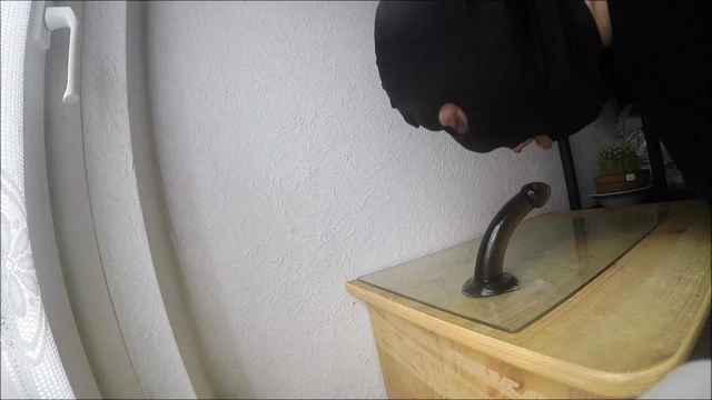 Dildomu gırtlağına kadar emiyor ve salya akıtıyorum.