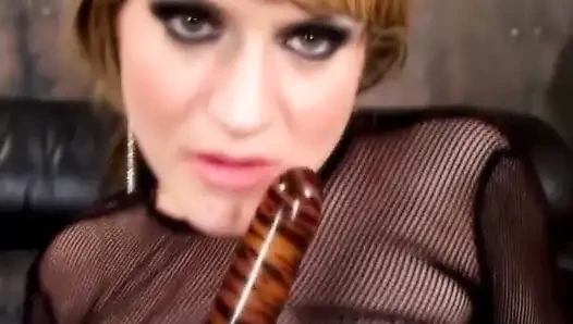 Muhteşem hatun bacaklarını açıyor ve sıkı amını parmaklıyor