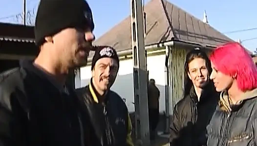 Pembe saçlı Alman bebek park halindeki fragmanda sert sikiliyor