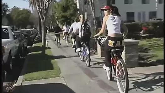 Üç azgın adam minibüsünün arkasında genç bir bebeği sikiyor