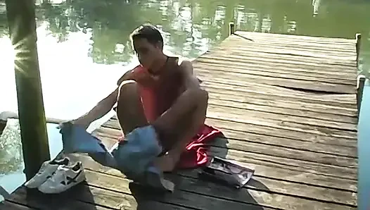 Badboysbootcamp seksi melek nehir kenarında zonklayan yarağını çıkarıyor