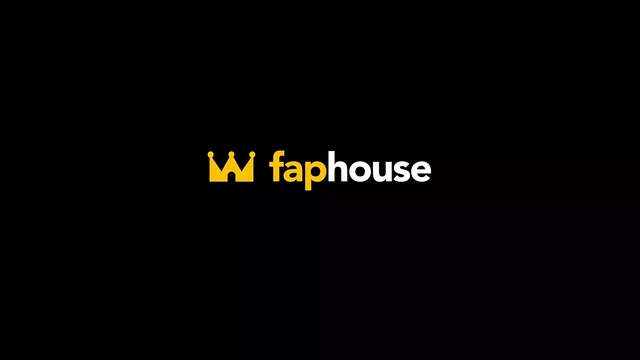 Друг трахает мою жену в рот, пока я лижу ее