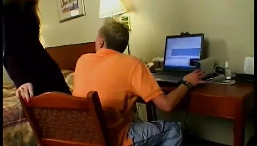 Mavi gözlü genç rüya teknesi, yaramaz ve çekici esmer ev hanımı ile yeni bir flört deneyimi yaşıyor