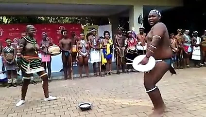 Busty Afrikalı kız ve şişman adam bir tür gösteri 2 yapıyor